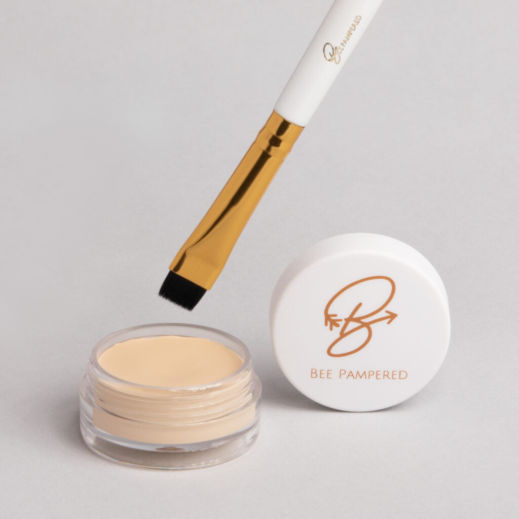 Brow Highlighter, a creamy beige pencil with a soft shimmer, perfect for enhancing brow shapes and defining the brow bone.
Small glass jar with metal white lid